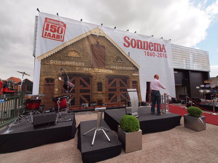 Rintje Ritsma onthulde als rasechte Fries de nieuwe voorgevel van het bezoekerscentrum en het berenburgproductiebedrijf aan de Stoombootkade in Bolsward