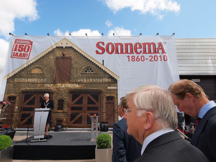 Op het podium Willemien Vroegindeweij, burgemeester van Bolsward.