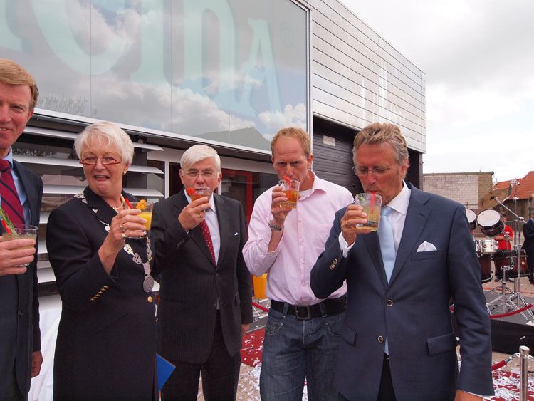 De smaak is raak. V.l.n.r. Jaap Hoogland van Sonnema, Willemien Vroegindeweij, burgemeester van Bolsward, Dick Jansen van UTO, profschaatser Rintje Ritsma uit Lemmer en John Jorritsma, Commissaris van de Koningin in Friesland.