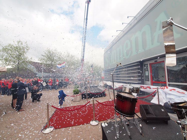 De gevel ontkurkt: duizenden snippers zilverfolie dwarrelen over het plein voor de distilleerderij in Bolsward.