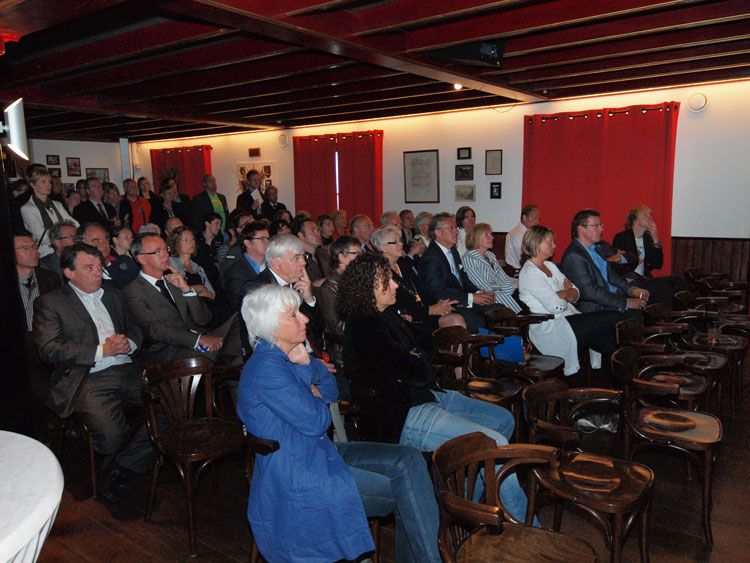 Volle bak in de bios van Sonnema in Bolsward. Op de voorgrond, met donker krullend haar, zanger Syb van der Ploeg.