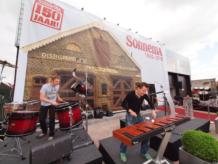 De band Ecoustic gaf een trendy tintje aan de warming up naar de blootlegging van het nieuwe front van Sonnema's bezoekerscentrum en productiebedrijf.