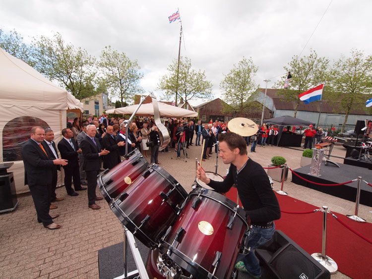 Drummer Robert Dorn van de band Ecoustic voert de spanning voor de onthulling van de gevel op, hier een seconde voor de oerknal.