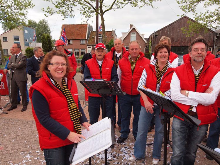 Dirigent van het shanthykoor mevrouw Ellen Postma