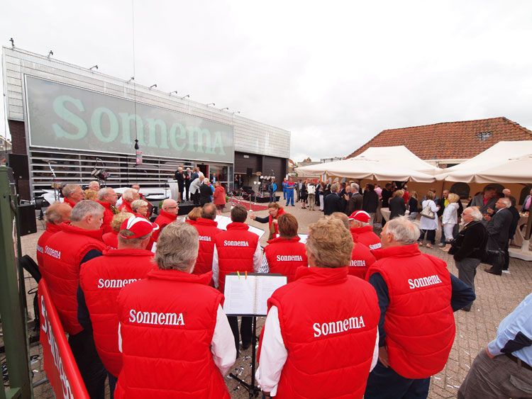 Skomjend Wiid, het Bolswarder shantykoor in Sonnema outfit. De Bolswarder distilleerderij sponsort tal van culturele en sportieve activiteiten in Friesland.