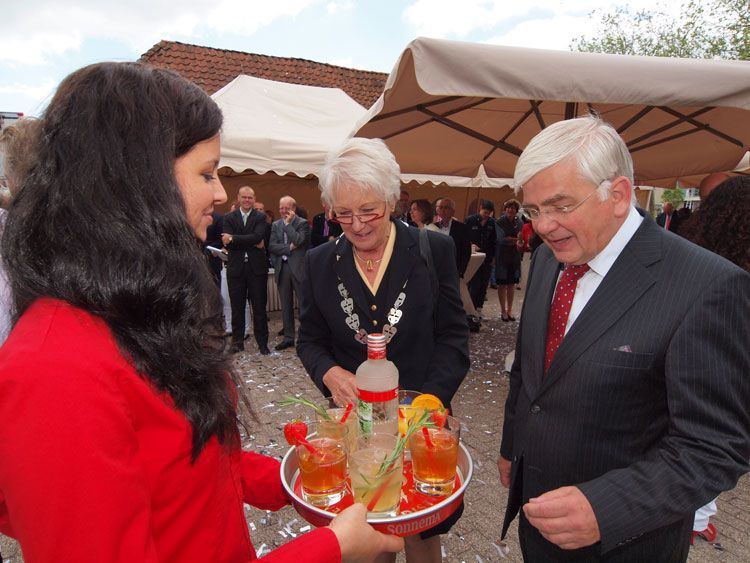 Aan de cocktails: burgemeester Willemien Vroegindeweij en Sonnema-eigenaar Dick Jansen.
