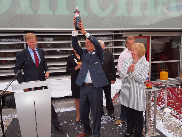 Hij heeft gewonnen: John Jorritsma. De Sonnema-bokaal is de nieuwe anderhalve liter fles.