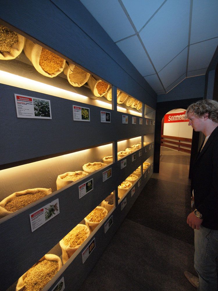 Nog een prominente Fries: zanger Jelle B (Broersma) in de kruidenkamer van Sonnema's bezoekerscentrum.