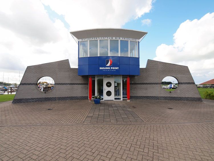 Het vernieuwde havengebouw dat Sailing Point prepareert voor zakelijke bijeenkomsten en bedrijfs- en verenigingsuitjes. De verdieping is de vergaderlocatie ‘Stuurhut’.