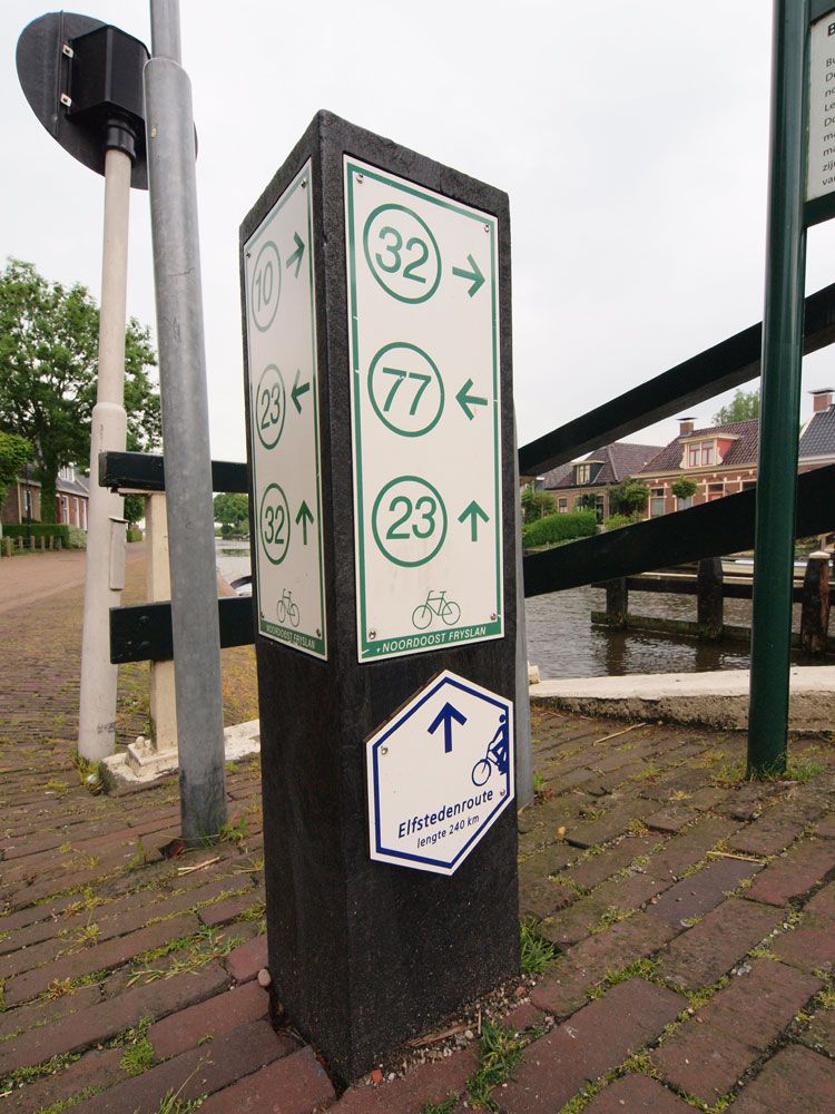 De nieuwe Elfsteden fietsroute is een knooppuntenroute geworden. Het onderste bordje is het nieuwe Elfstedenroutebordje. Er moeten 750 geplaatst worden