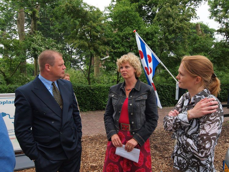 Initiatiefnemer Herman Gaarman, wethouder Houkje Rijpstra van Tytsjerksteradiel en Femke van Akker van de provincie Fryslân