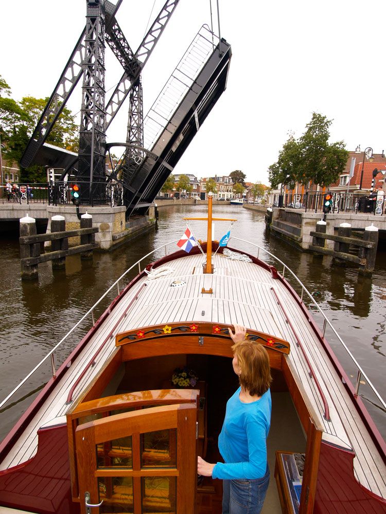 Sneek heeft alles in huis voor de watersporter: mooie route door de stad, ligplaatsen bij het winkelcentrum en goede en niet dure voorzieningen.