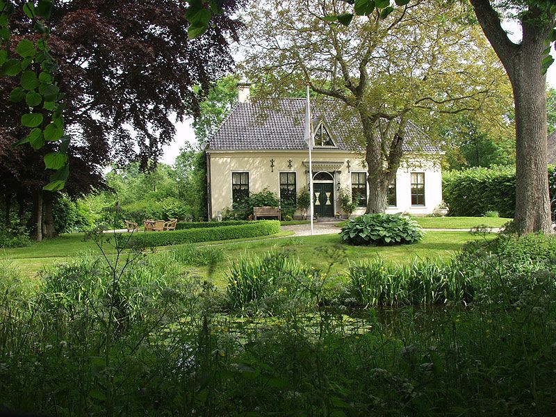 Harsta State in Hegebeintum (gemeente Ferwerderadiel), van oorsprong een laat Middeleeuws landhuis, werd eind twintigste eeuw ingrijpend gerestaureerd.