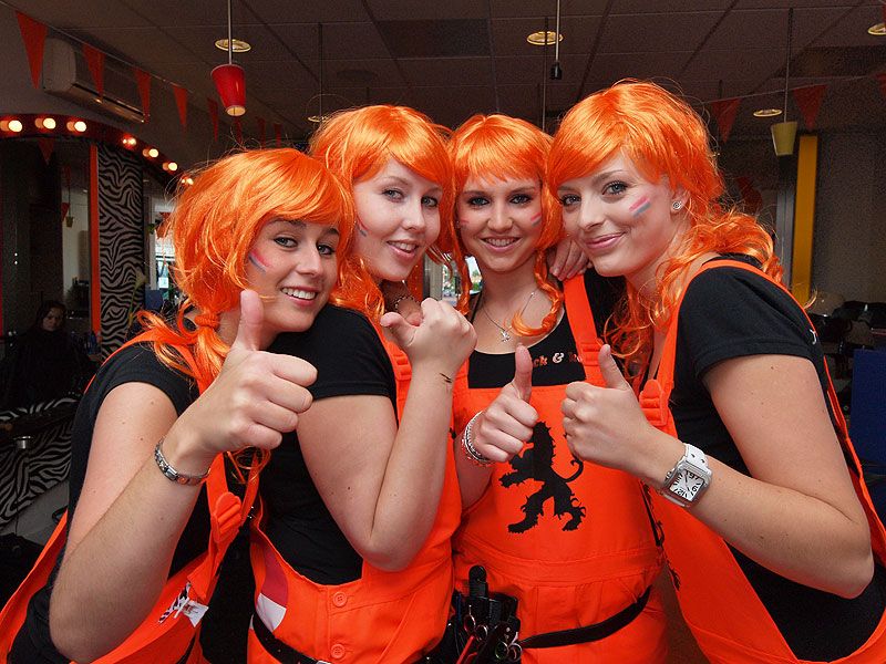 Naomi Heckeroth, Rhania Boers, Lynn Sybrandy en Esmeralda van der Hoogen (van links naar rechts) zijn apetrots op hun nieuwe outfit.