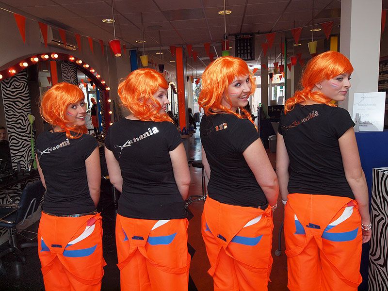 Naomi Heckeroth, Rhania Boers, Lynn Sybrandy en Esmeralda van der Hoogen (van links naar rechts) zijn apetrots op hun nieuwe outfit.