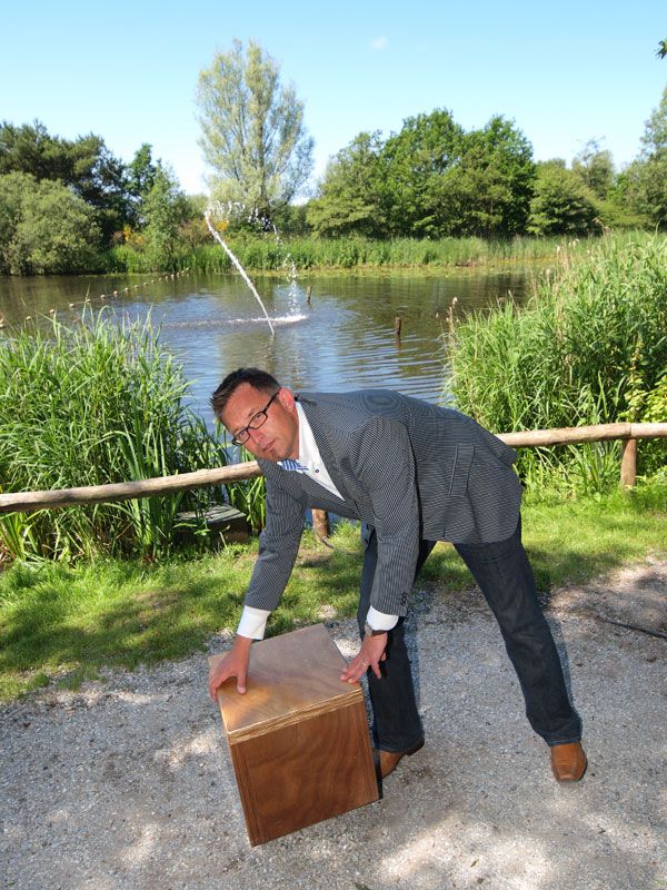 Ook in Aqua Zoo Friesland: Home Ludens. Frank Corbeek laat zien dat de kunstobjecten van Homo Ludens (Latijn voor Spelende Mens) in de Leeuwarder dierentuin tot leven komen door de acties van de bezoekers. Hier “bestuurt” hij een fontein. Met dit kunstexperiment maak je spelenderwijs kennis met kunst, techniek en duurzaamheid.