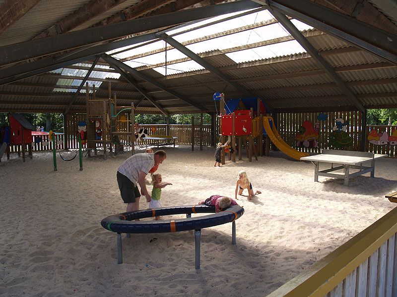 Overdekt speelstrand.