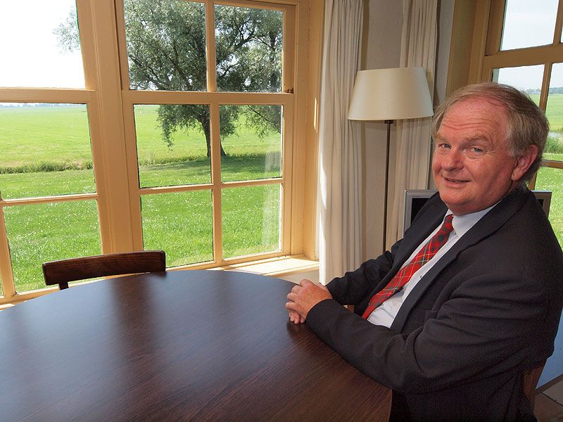 De snelste reisleider van Nederland: mr. Wil van den Berg, burgemeester van Ferwerderadiel, in één van de 17-de eeuwse terplogementen “met oneindig vergezicht.”