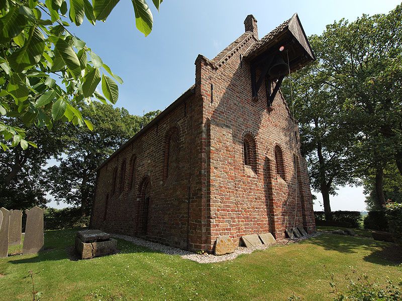Het terpdorp Jannum (Janum), een beschermd dorpsgezicht, ontstond enkele eeuwen voor het begin van onze jaartelling. Het is een van de zogeheten 'vlieterpen' (vluchtterpen), waarop een kerk en enkele huizen zijn gebouwd. Aan het einde van de negentiende eeuw is een groot deel van de terp afgegraven.<br />De Hervormde kerk is een kleine éénbeukige kerk van baksteen, waarvan het koor dateert uit circa 1200. De van binnen halfrond gesloten apsis is aan de buitenkant veelhoekig. Het schip is rond 1300 tot stand gekomen en bevat rondboogvensters met een romano-gotisch kraalprofiel. In de tweede helft van de zestiende eeuw heeft men de kap van het schip vernieuwd, waarbij de oorspronkelijke koepelgewelven werden gesloopt.<br />Tijdens een restauratie van 1942 tot 1944 werd een tuigevel met een hangende klokkenstoel aan de westzijde van het gebouw aangebracht. In 1947 is de kerk ingericht als kerkmuseum, als uithof van het Fries Museum te Leeuwarden. In Jannum wordt onder andere het enige Friese romaanse zandstenen doopvont (circa 1200), afkomstig uit het naburige Jellum, bewaard. Ook zijn enkele twaalde eeuwse grafzerken en sarcofagen in rode zandsteen van elders uit de provincie in de kerk te zien.