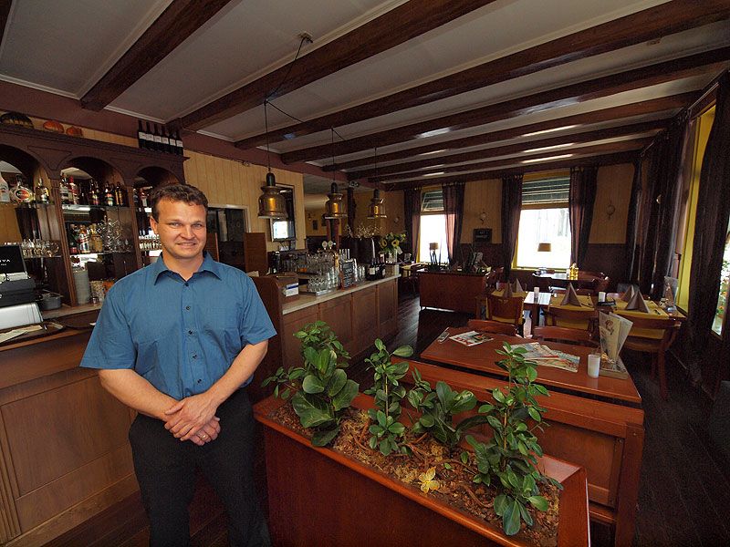 Sjoerd Bosgra in zijn gezellige klassiek ingerichte restaurant.