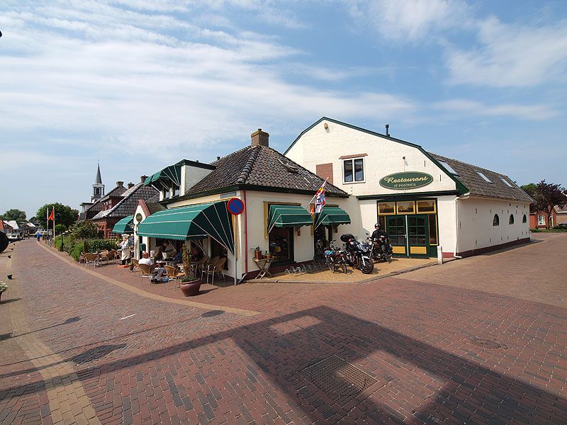 Op deze foto is nog goed te zien dat It Posthûs een oude herberg met boerderij was en stallingsfaciliteiten voor paarden had.