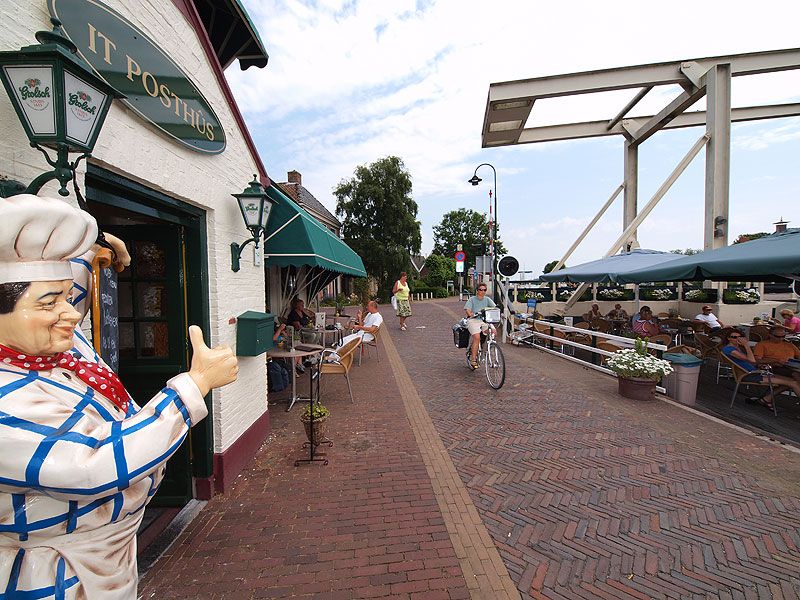Burdaard biedt de sfeer van weleer. Opvallend: de inwoners zijn erg toeristvriendelijk — ze groeten gegarandeerd — terwijl het helemaal geen typische toeristenplaats is zoals Lemmer.