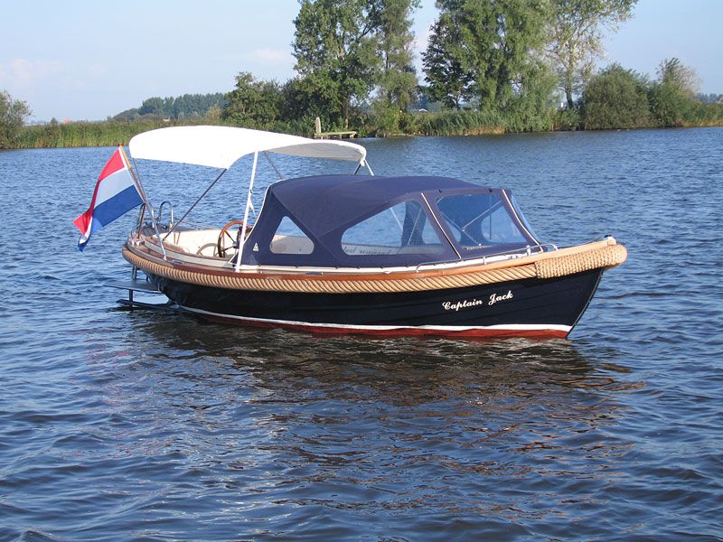 Of je nu topless zonnebaadt of topless vaart, je vliegt in de fik in heet Friesland. Met een biminitop hou je het hoofd koel.