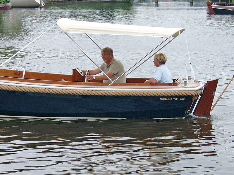 Of je nu topless zonnebaadt of topless vaart, je vliegt in de fik in heet Friesland. Met een biminitop hou je het hoofd koel.