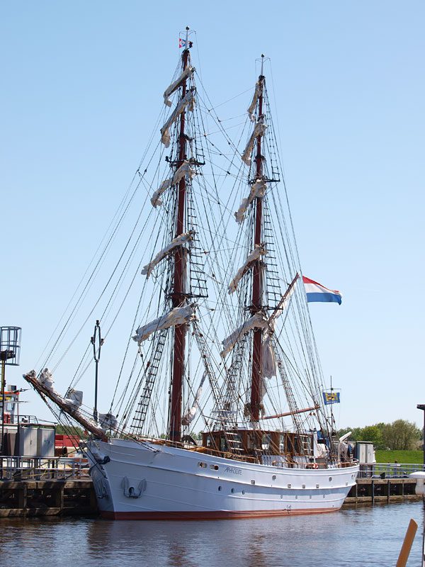 Het zeilcruiseschip Aphrodite uit Stavoren steekt twee meter diep. Het kan over een jaar aan de rand van Sneek’s centrum afmeren.