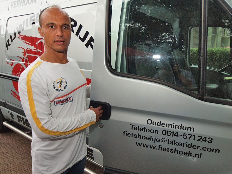 Daniël helpt zijn halfbroer Michiel bij het brengen en halen van fietsen van fietsverhuurbedrijf ’t Fietshoekje in Oudemirdum.