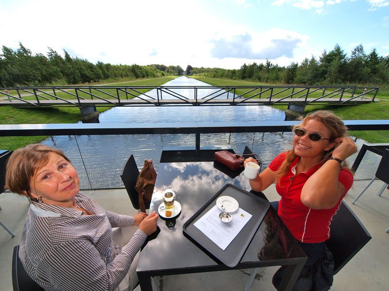 Marianne Smaling (rechts) en Martine Zijlstra op het terras van Museum Belvédère.