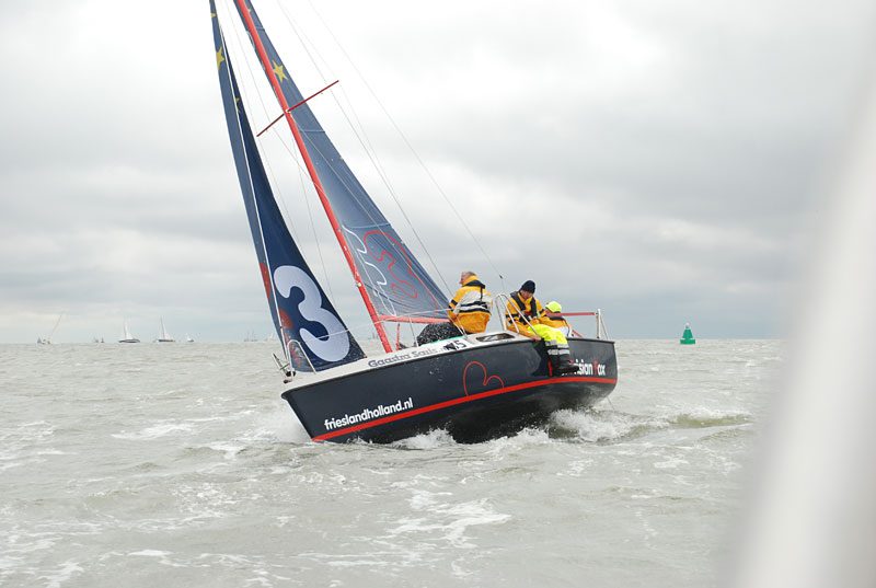 De F3 van Friesland Holland tijdens de Harlingen-Terschelling-race op de Waddenzee met aan het roer zeilsportpromotor en politieman Nico Nuyen uit Lemmer. De foto’s kreeg het bureau voor toerisme van de KLPD, de waterpolitie in Harlingen, waarvoor dank!