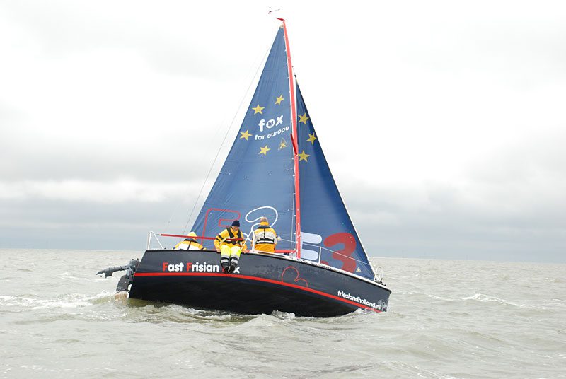 De F3 van Friesland Holland tijdens de Harlingen-Terschelling-race op de Waddenzee met aan het roer zeilsportpromotor en politieman Nico Nuyen uit Lemmer. De foto’s kreeg het bureau voor toerisme van de KLPD, de waterpolitie in Harlingen, waarvoor dank!