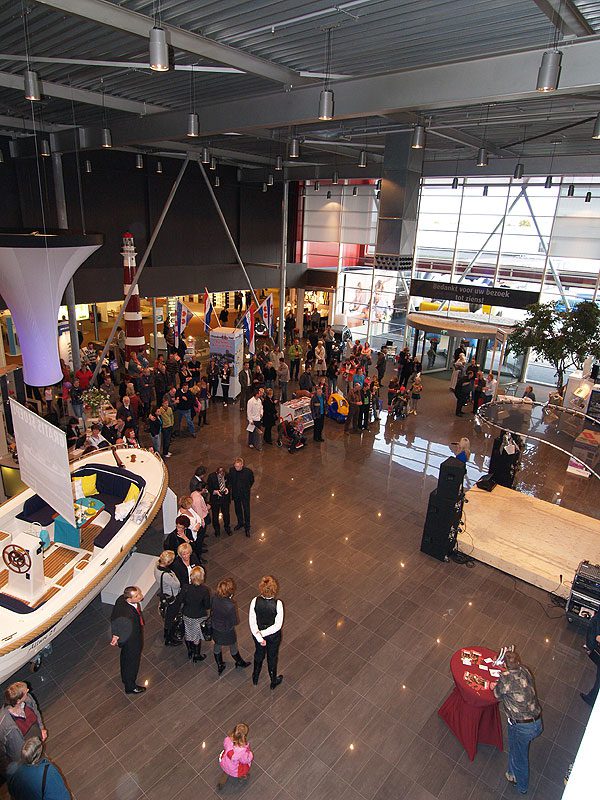 De ontvangsthal van woonmall Home Center in Wolvega heeft de afmetingen van een expositiehal en wordt als zodanig ook gebruikt, onder andere door het bureau voor toerisme Friersland Holland. Met de kilometers lange en brede wandelpaden is Home Center een kleine WTC Expo (Leeuwarden).