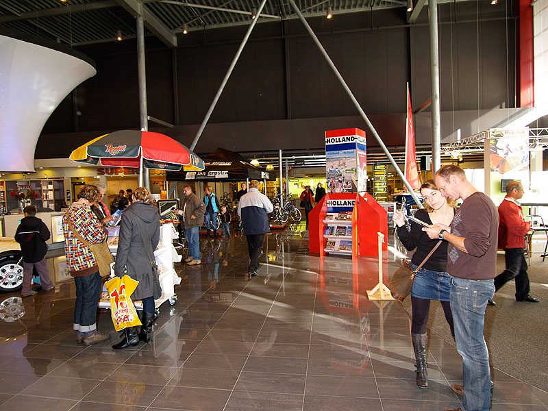 De ontvangsthal van woonmall Home Center in Wolvega heeft de afmetingen van een expositiehal en wordt als zodanig ook gebruikt, onder andere door het bureau voor toerisme Friersland Holland. Met de kilometers lange en brede wandelpaden is Home Center een kleine WTC Expo (Leeuwarden).