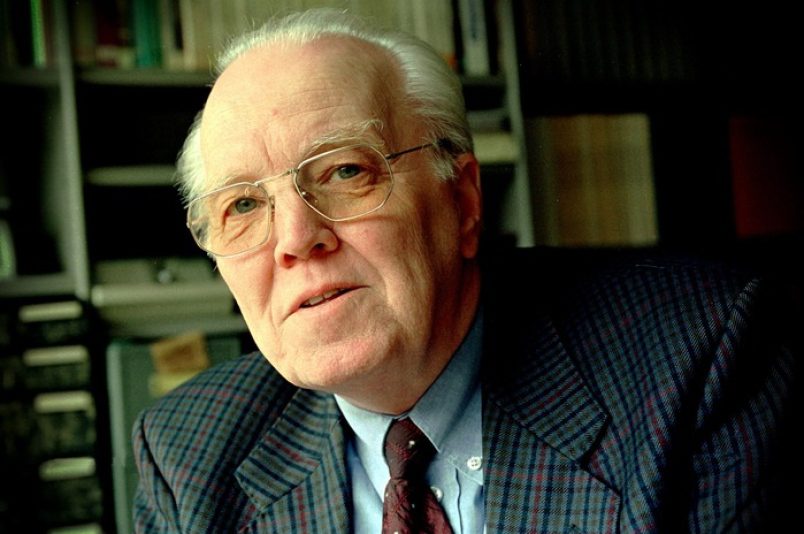 Prof. G. Dekker belicht de rol van de kerk in de hedendaagse maatschappij.