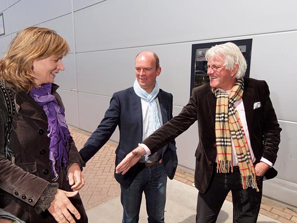 Felix van Beek (midden). Rechts Tom Metz, wethouder in Sneek. Links Felix van Beek’s partner.