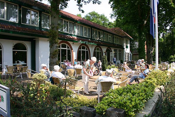 Het bedrijf biedt achtdaagse all-in-arrangementen voor senioren aan voor € 381 tot € 447,50 per persoon aan. De prijs is incl. touringcar die de groep uit de woonplaats haalt en terugbrengt en excursies uitvoert. Het Rijsterbos ligt voor de deur, de IJsselmeerkust op twee kilometer lopen.