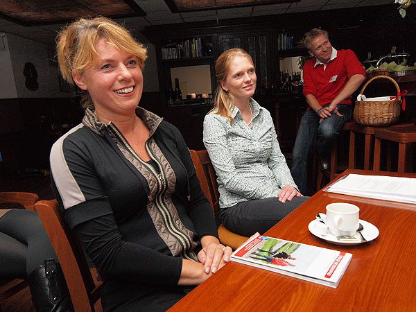 Zij werkten samen om het Friese Woudenpad van de grond te krijgen. V.l.n.r. Jannewietske de Vries, provinciaal ambtenaar Femke van Akker (specialist recreatie en toerisme) en Henk van Geerenstein van de Stichting Wandelplatform LAW. Foto: Albert Hendriks.
