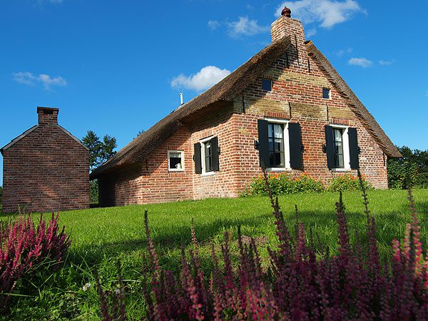 Het Friese Woudenpad is rijk aan bezienswaardigheden, zoals de musea van het nieuwe in de Noardlike Fryske Wâlden (Noordelijke Friese Wouden) actieve museumverbond Markant Friesland. Op de foto’s Fogelsanghstate in Veenklooster en een typische Friese woudenwoning, een wâldhúske in openluchtmuseum De Sûkerei in Damwoude. Foto’s: Albert Hendriks.