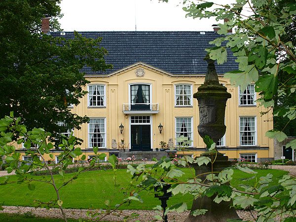 Het Friese Woudenpad is rijk aan bezienswaardigheden, zoals de musea van het nieuwe in de Noardlike Fryske Wâlden (Noordelijke Friese Wouden) actieve museumverbond Markant Friesland. Op de foto’s Fogelsanghstate in Veenklooster en een typische Friese woudenwoning, een wâldhúske in openluchtmuseum De Sûkerei in Damwoude. Foto’s: Albert Hendriks.
