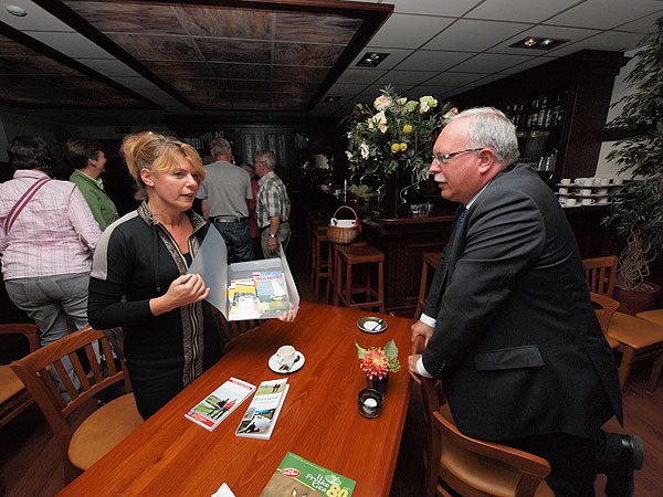 Toerismegedeputeerde Jannewietske de Vries (links) greep de officiële ingebruikname van het Friese Woudenpad — op 24 september 2010 in Olterterp — aan om oostelijk Friesland meer in de schijnwerpers te plaatsen als regio die ideaal is voor “slow tourism”, zoals verkenningen te voet. De route en het boek Friese Woudenpad kwamen mede door subsidie van haar “departement” tot stand. Rechts Arie de Jong, voorzitter van de Stichting Wandelplatform LAW. Foto: Albert Hendriks.
