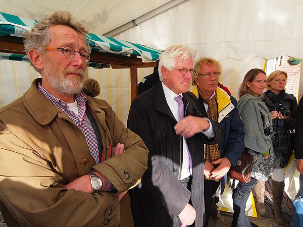 Links Jack van den Berg, naast hem wethouder Tom Metz van Sneek, de duurzaamste gemeente van Nederland, volgens eigen zeggen. Aan Metz’s linker zijde (derde van links op de foto) de secretaris van de SEFF, de stichting die de provincie heeft ingehuurd voor de bevordering van het elektrisch en hybride varen in Friesland.