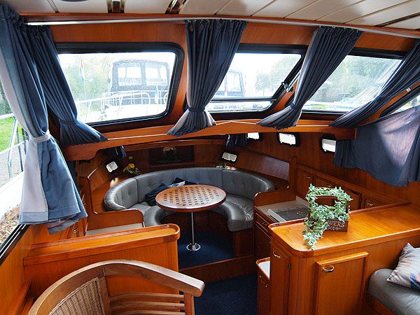Eén van Zijda’s aankopen, een Valk Content 1160 met achter twee slaapplaatsen in een grote captain’s cabin en in de punt een ronde zithoek. Ook dit jacht ondergaat eerst een refit voordat hij in de vaart gaat.