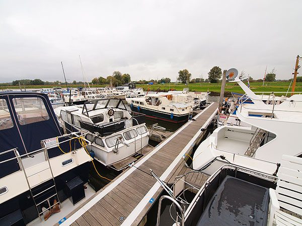 Zijda Yachting omvat meerdere bedrijven, zoals een jachtverhuurbedrijf en jachtwerf aan de Zoutepoel in Sneek en een grote nieuwe jachthaven in Hattem waar ook de jachtmakelaardij (foto’s) gevestigd is. De onderneming heeft plannen de link tussen Sneek en Hattem te versterken, bijvoorbeeld met one way charter. De in Hattem afgemeerde huurboot wordt door een andere huurder weer richting Sneek gevaren. Een chauffeur brengt de huurder weer naar zijn achtergelaten auto.