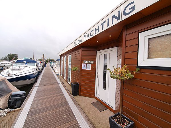Zijda Yachting omvat meerdere bedrijven, zoals een jachtverhuurbedrijf en jachtwerf aan de Zoutepoel in Sneek en een grote nieuwe jachthaven in Hattem waar ook de jachtmakelaardij (foto’s) gevestigd is. De onderneming heeft plannen de link tussen Sneek en Hattem te versterken, bijvoorbeeld met one way charter. De in Hattem afgemeerde huurboot wordt door een andere huurder weer richting Sneek gevaren. Een chauffeur brengt de huurder weer naar zijn achtergelaten auto.