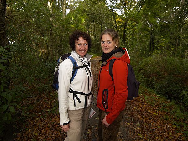 Sanne, woonachtig in Heerenveen, en haar moeder uit Slochteren, maken een uitgebreide rapportage over het nieuwe Friese Woudenpad. Ze kijken of de kaarten kloppen en fotograferen alles wat interessant is voor de toerist-wandelaar. Gedeputeerde Jannewietske de Vries opende het lange-afstand-wandelpad op 24 september 2010 in Olterterp.
