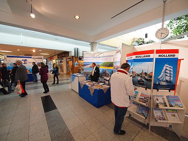Kühlungsborn (links van de Friesland Holland-stand), een populaire badplaats aan de Oostzee, werft net als Friesland Holland gasten in grote shopping centres, zowel in Oost- als West-Duitsland.