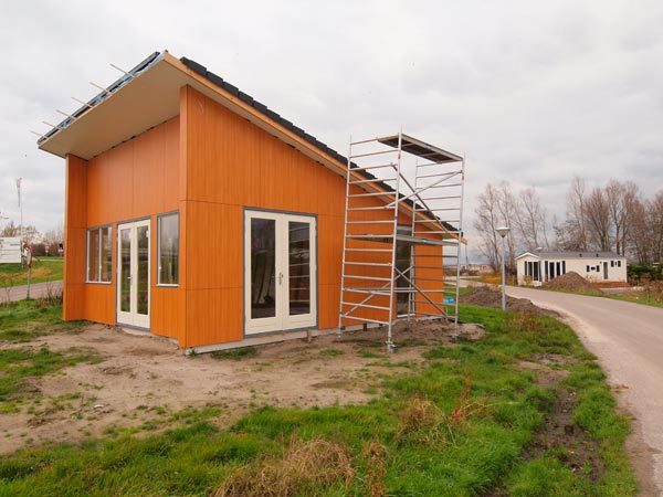 De parkreceptie krijgt een nieuw onderkomen. Het wordt een gastenontvangstgebouw en wegwijzer naar de vele recreatie- en servicemogelijkheden van Tacozijl, maar fungeert ook als toeristisch informatiecentrum met alle gidsen en kaarten van Friesland Holland Tourist Information. Het infocentrum met een terrein voor kort parkeren ligt zeer strategisch aan de weg Lemmer-Balk, de N359, en tegenover de toegangsweg van het stoomgemaal.