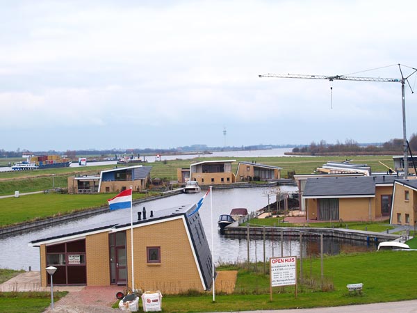 Aan Marinapark Lemmer, een onderdeel van Watersportcentrum Tacozijl (bij stoomgemaal en Prinses Margrietsluis), wordt non-stop gebouwd. De familie Schokker doet alles zelf, van infrastructuur tot en met de verkoop en verhuur.